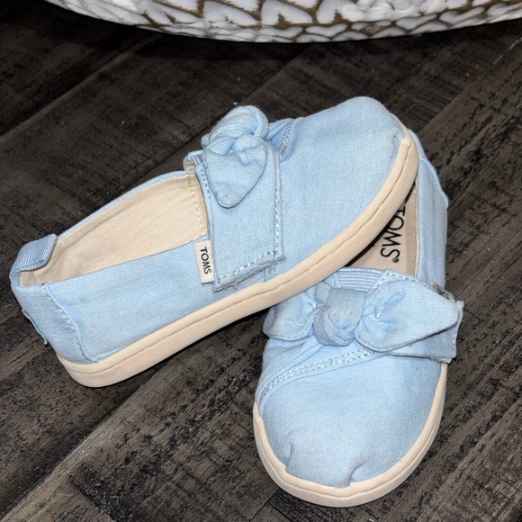 TOMS Tiny Bliss Light Blue Speckled Chambray Dots Bow Slip-On Shoes SZ7 - Picture 3 of 8